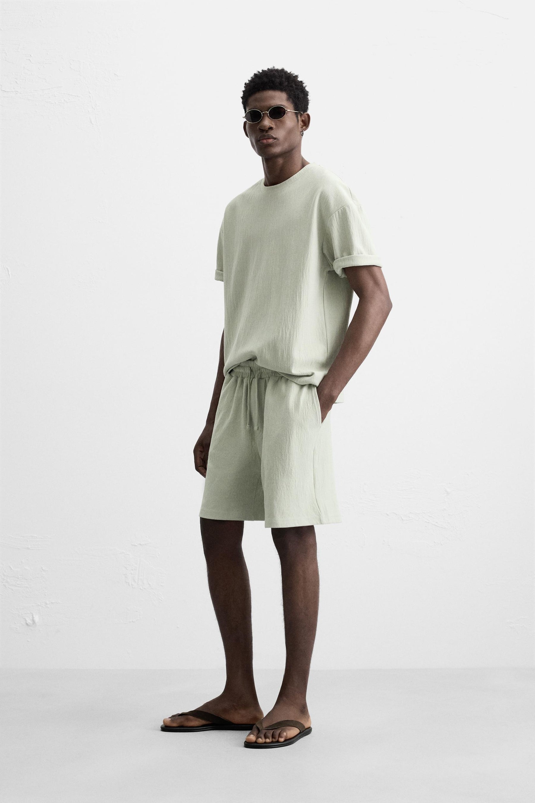 TEXTURED JOGGER BERMUDA SHORTS - Image 4