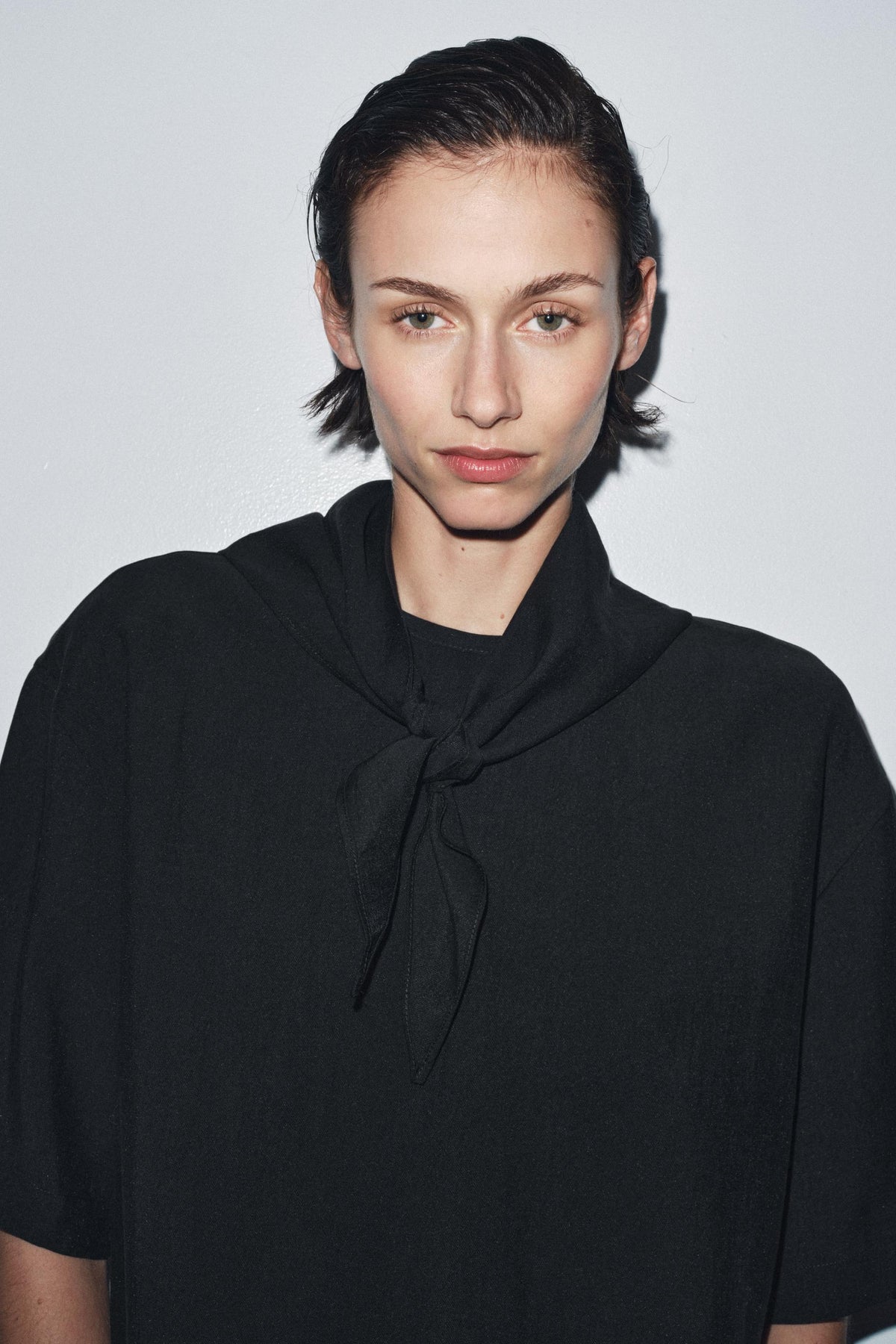 Fließende Bluse mit Schal