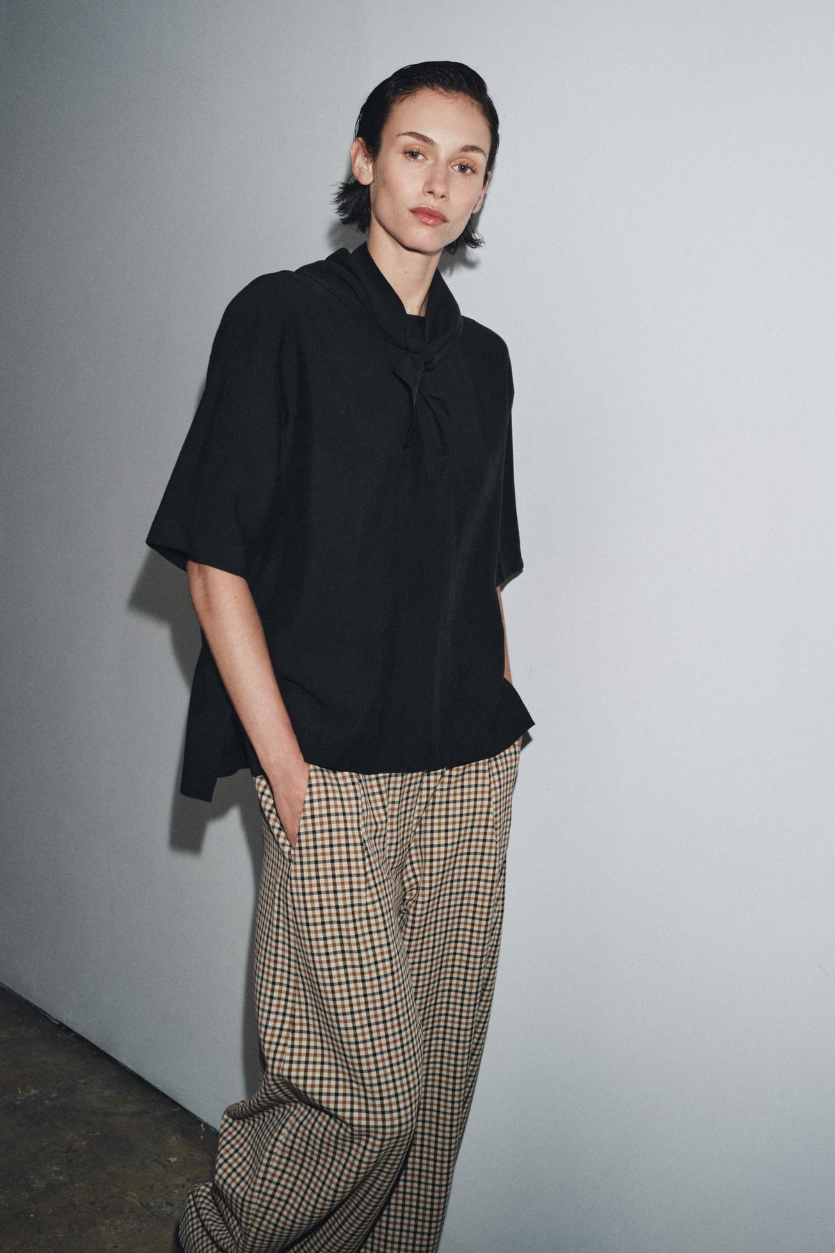 Fließende Bluse mit Schal