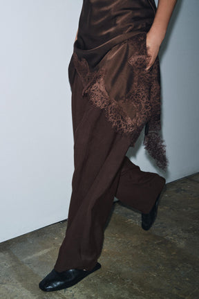 Weit geschnittene Hose mit Schnalle