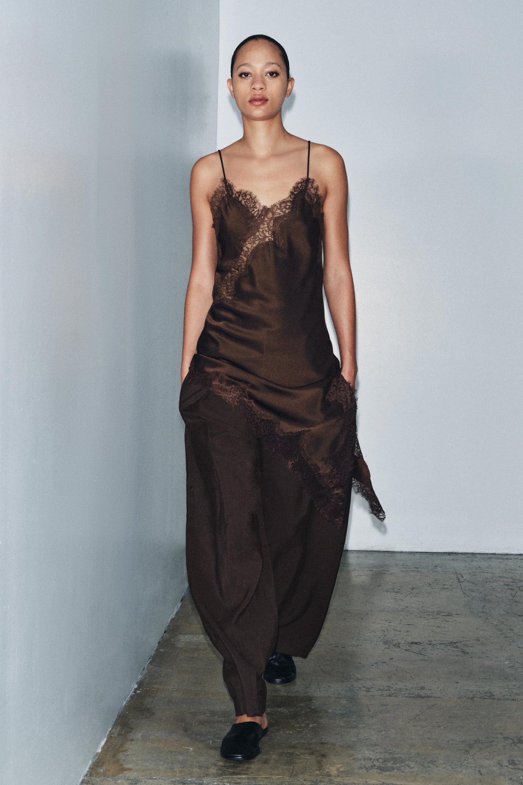 Weit geschnittene Hose mit Schnalle