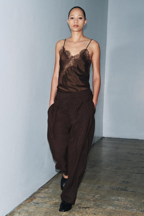 Weit geschnittene Hose mit Schnalle