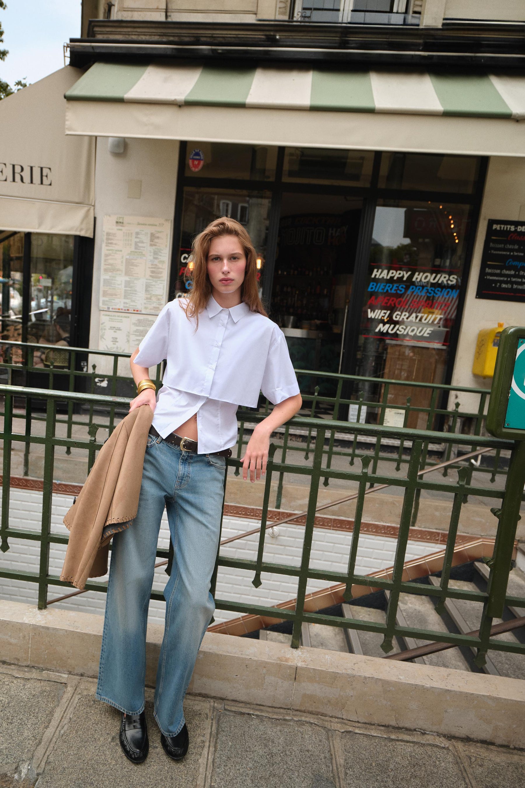 Gerade geschnittene Jeans mit Gürtel und mittelhohem Bund