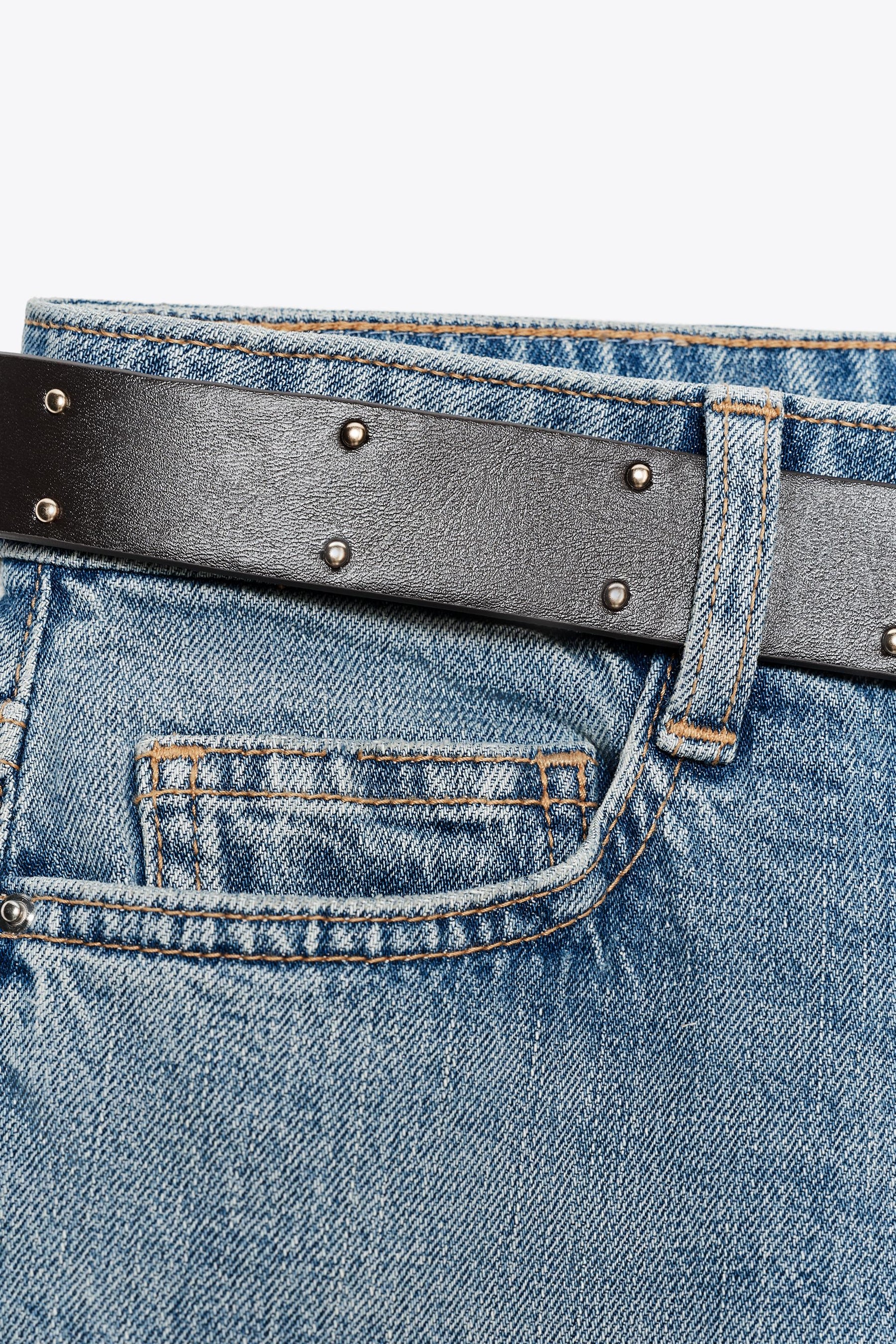 Gerade geschnittene Jeans mit Gürtel und mittelhohem Bund