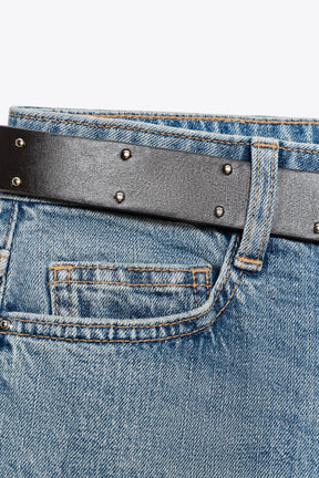 Gerade geschnittene Jeans mit Gürtel und mittelhohem Bund