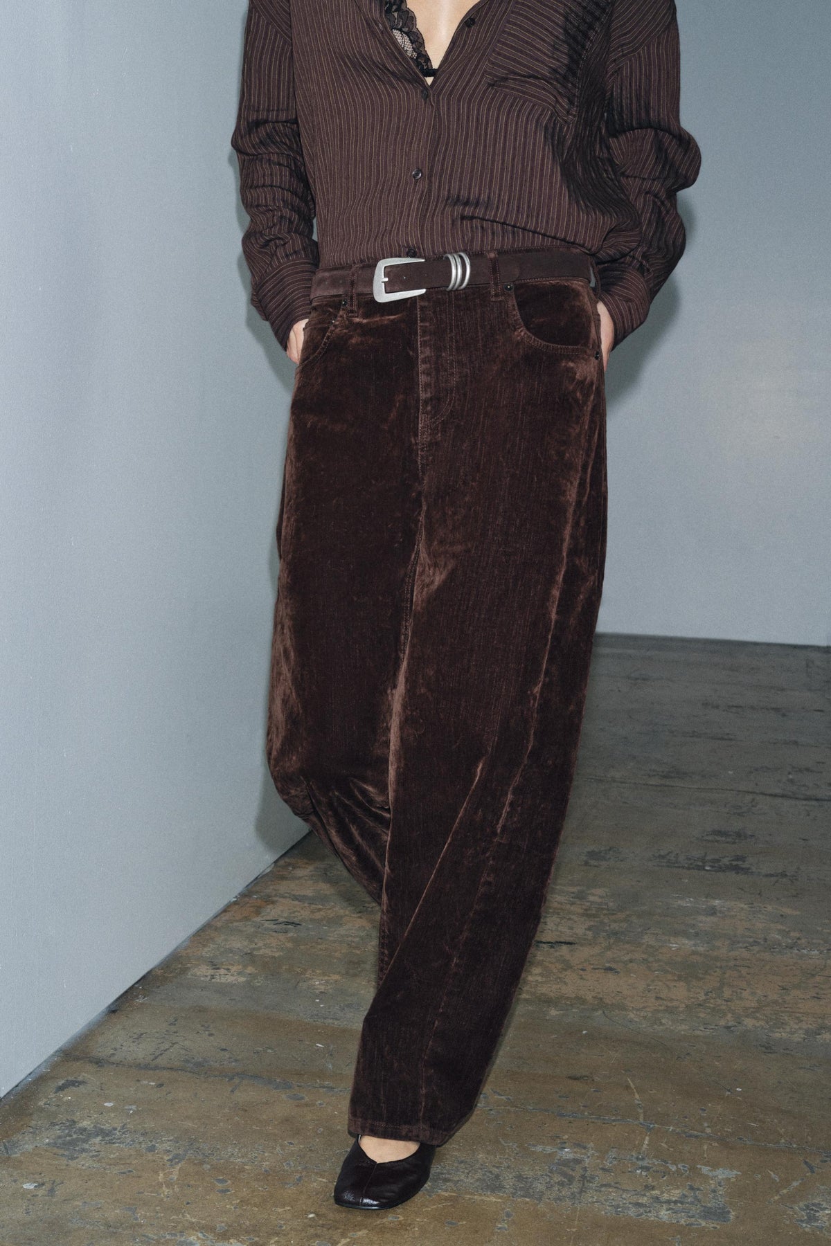 HOCHGESCHNITTENE BALLON-JEANS MIT FLOCK-POLSTERUNG