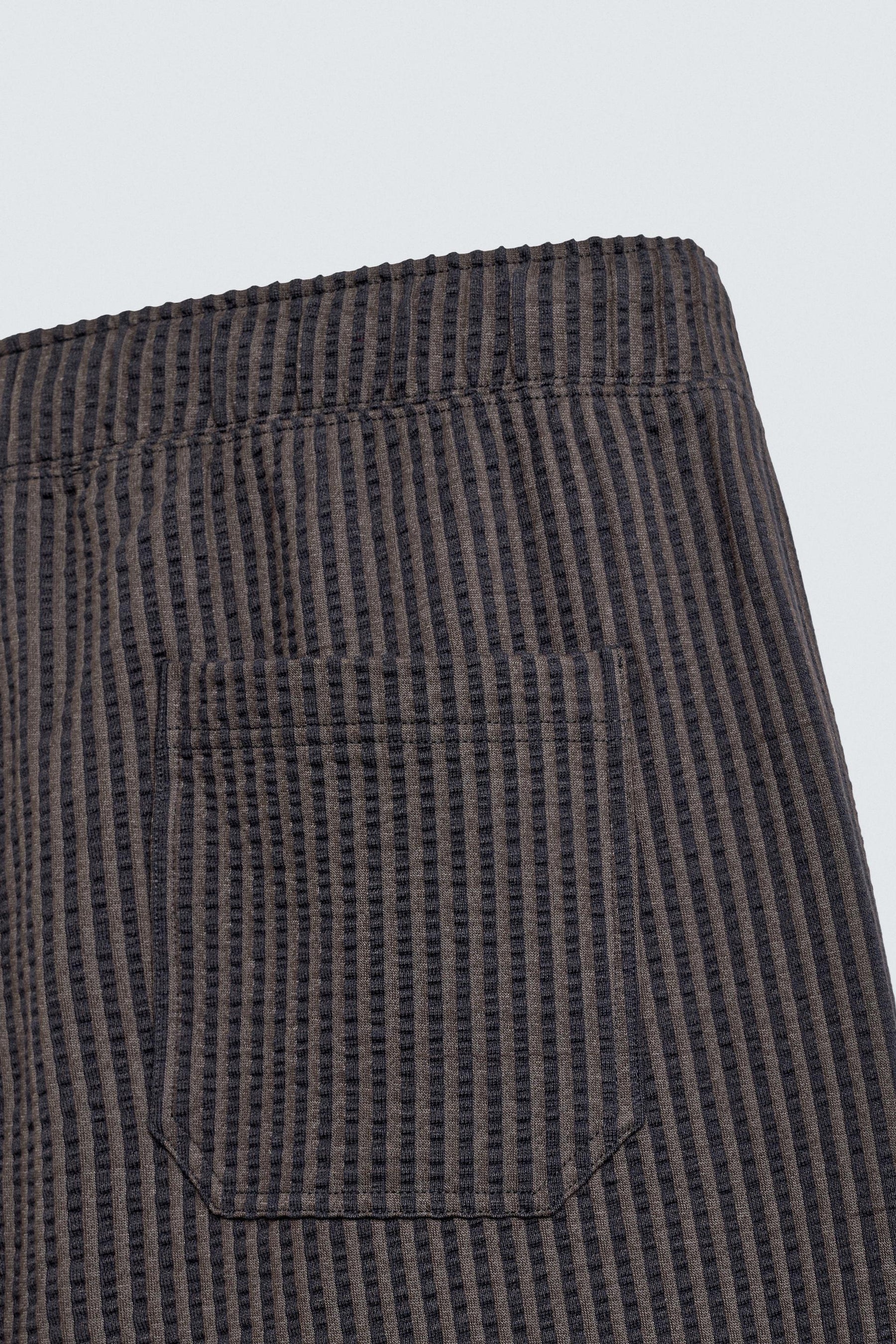 COMFORT STRIPED SEERSUCKER TROUSERS - Image 10