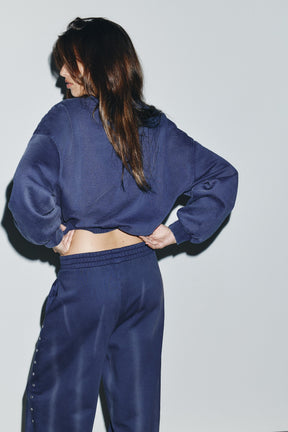 Nietenbesetztes, verwaschenes Sweatshirt