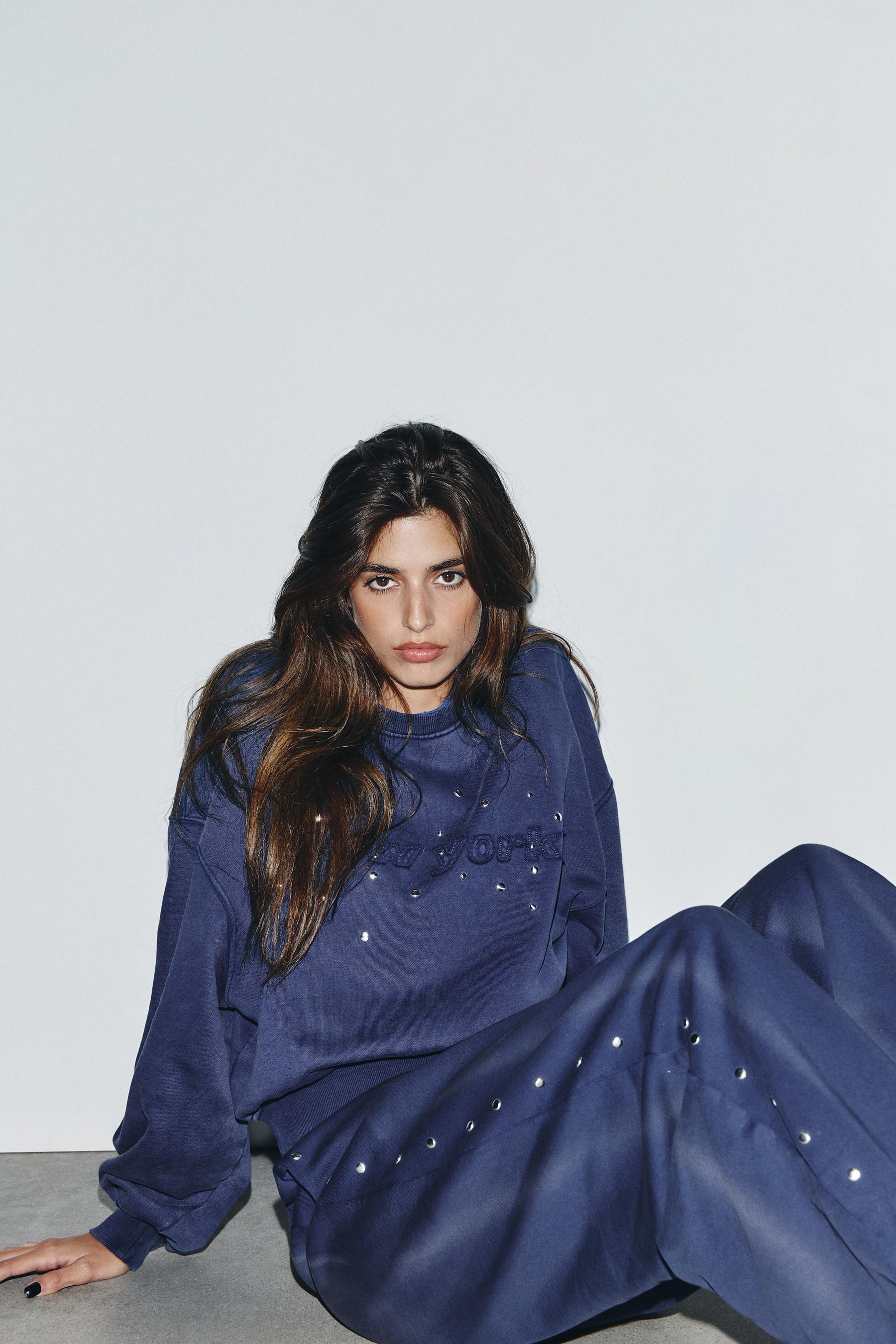 Nietenbesetztes, verwaschenes Sweatshirt