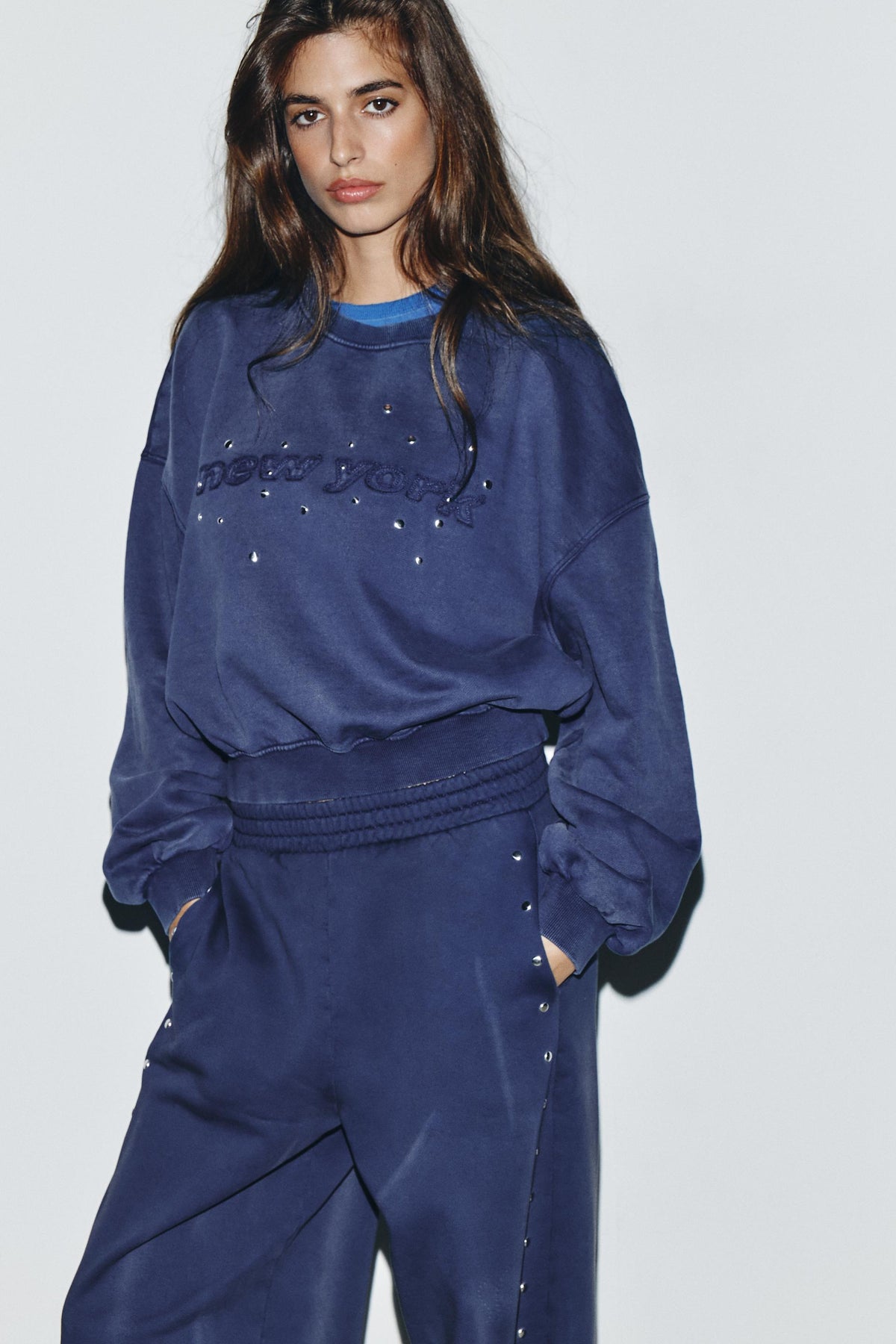 Nietenbesetztes, verwaschenes Sweatshirt