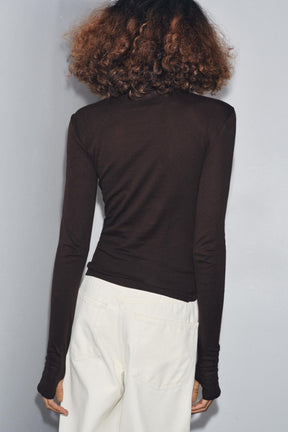 Schmal geschnittener hoher Kragen