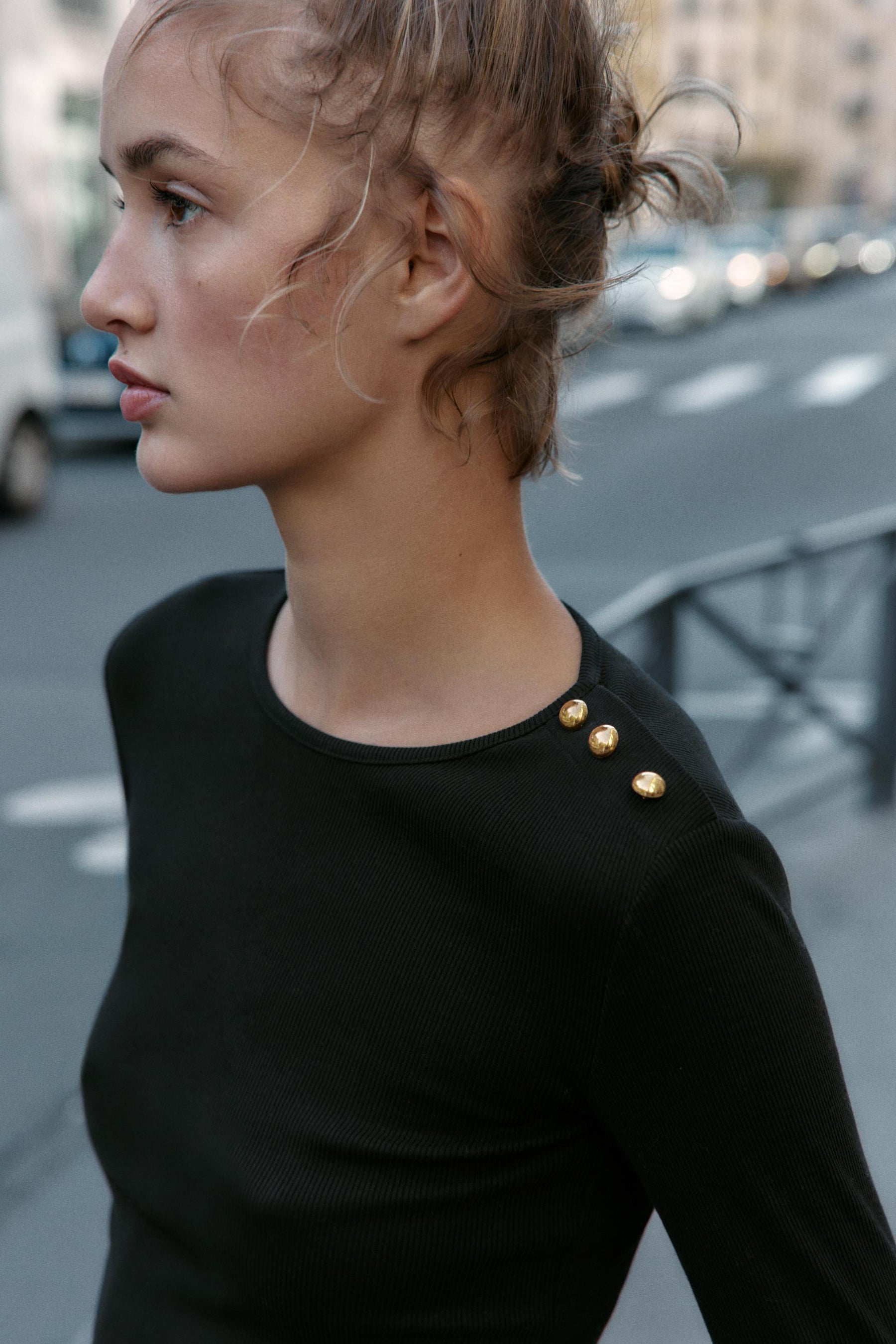 Geripptes T-Shirt mit Knopfleiste