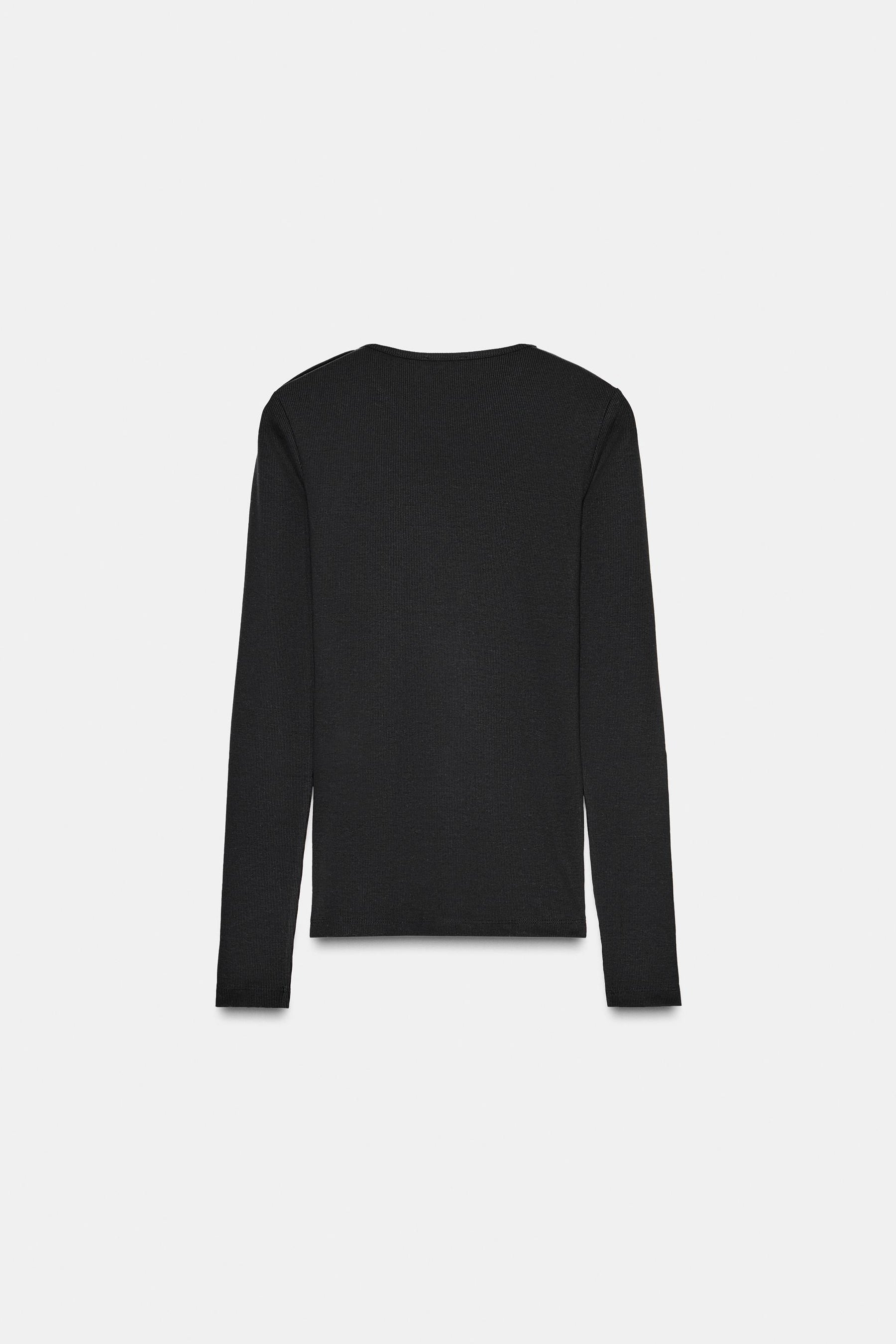 Geripptes T-Shirt mit Knopfleiste