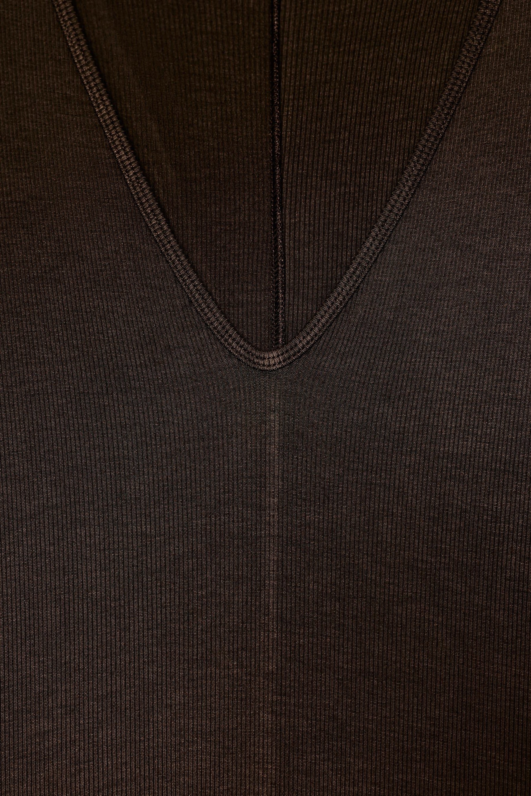 Kleid mit V-Ausschnitt