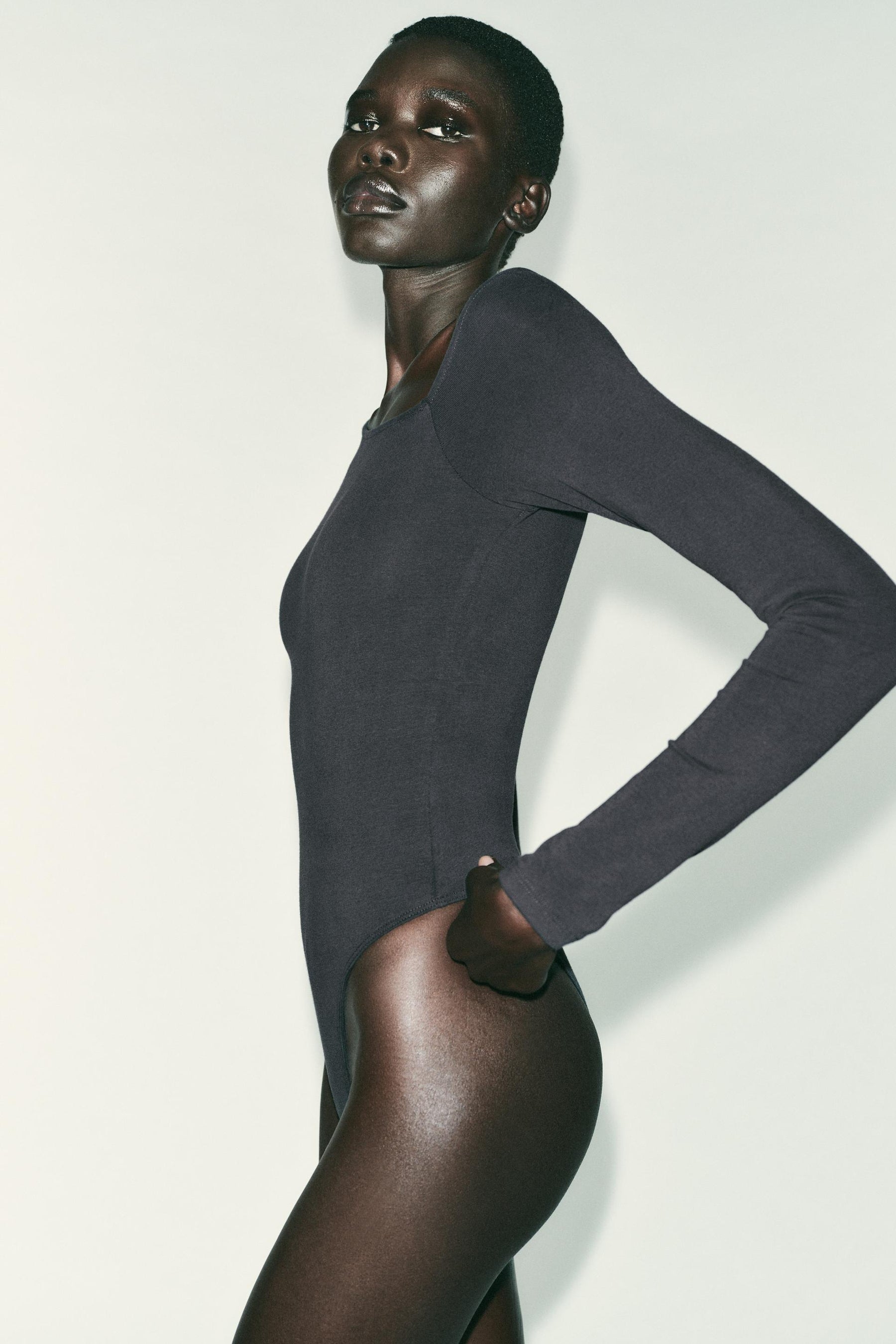 ASYMMETRISCHER LANGARM-Body