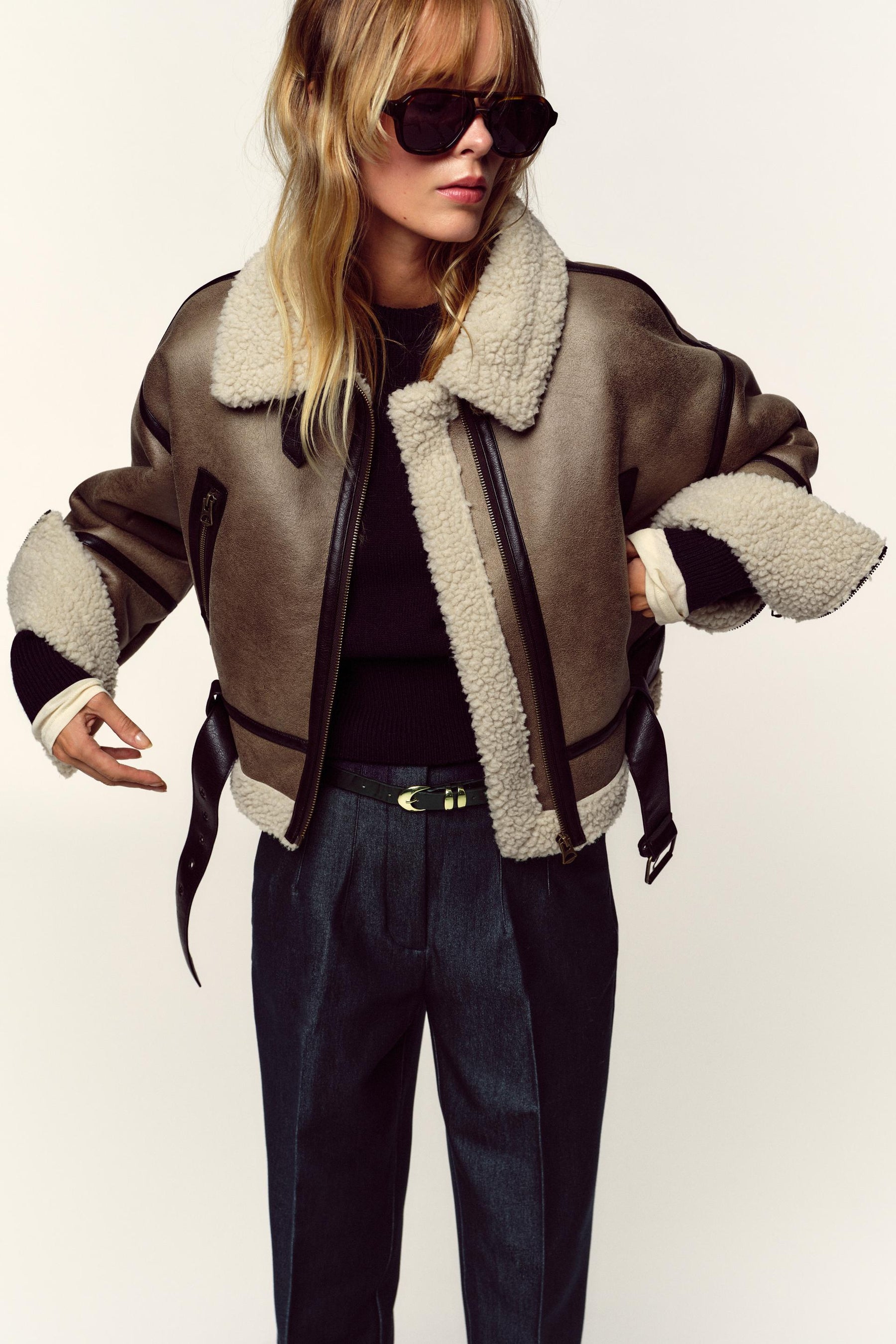 Hochtaillierte Hose mit Gürtel