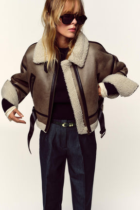 Hochtaillierte Hose mit Gürtel