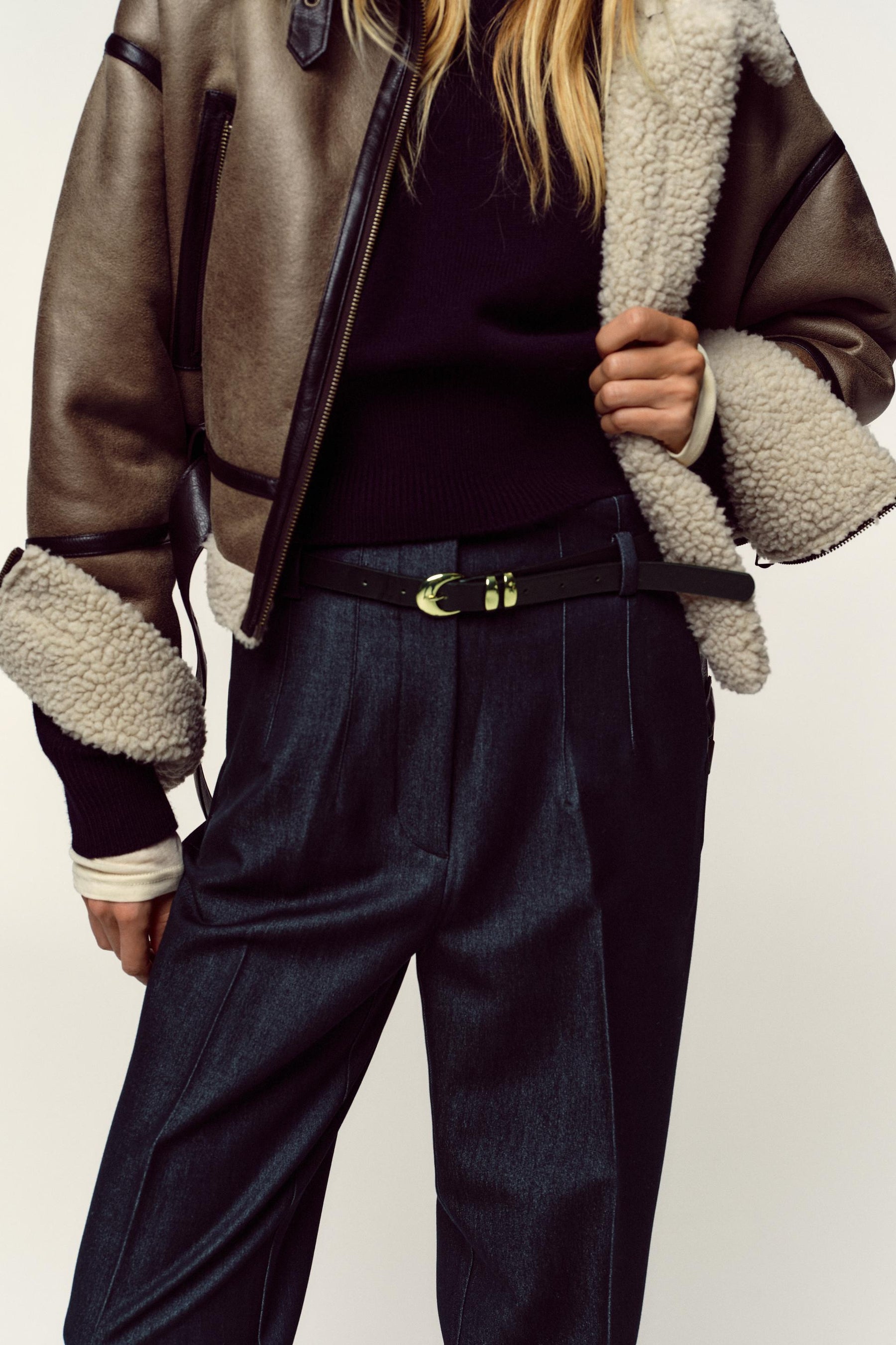 Hochtaillierte Hose mit Gürtel