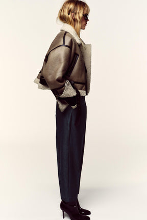 Hochtaillierte Hose mit Gürtel