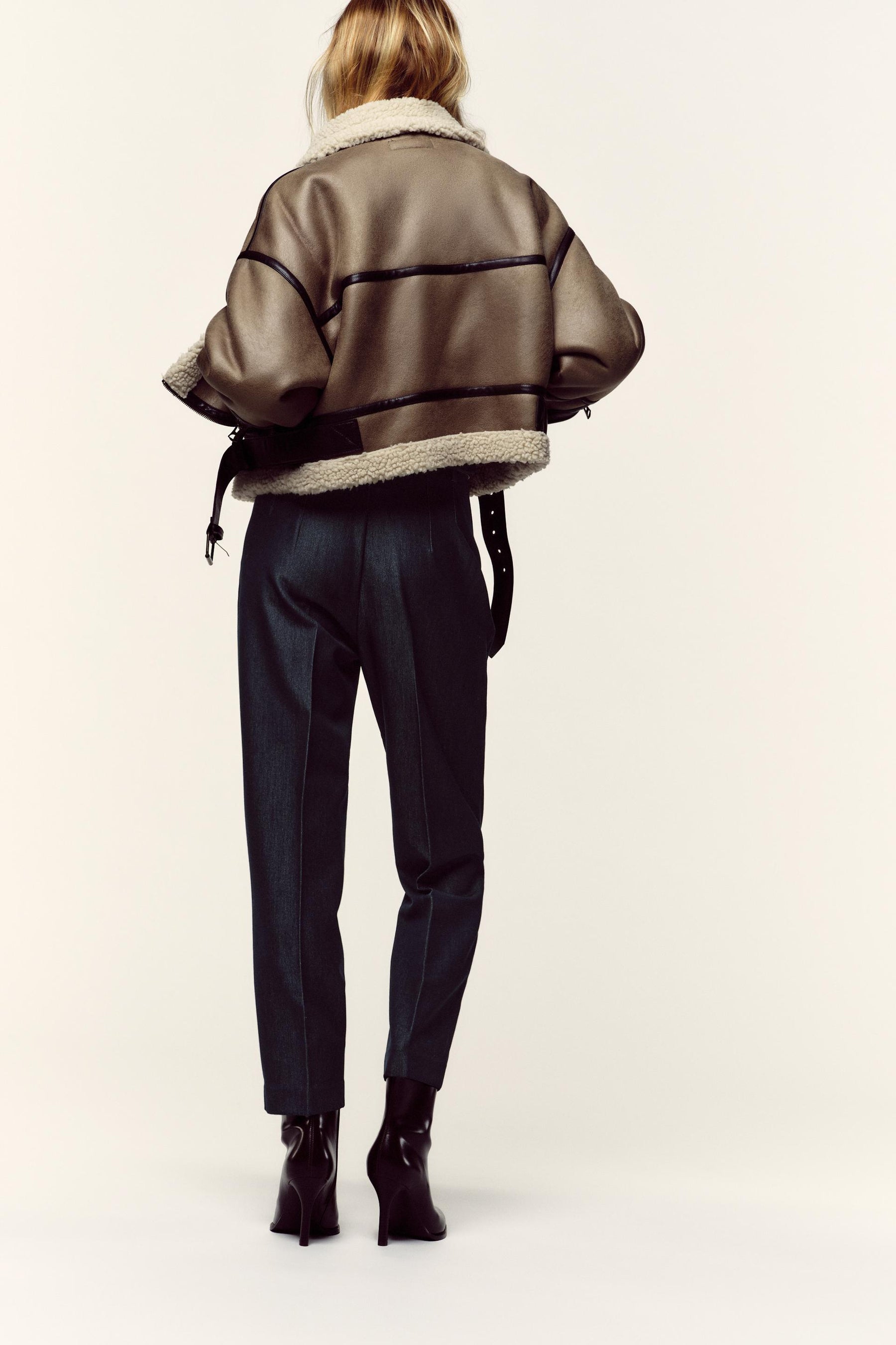 Hochtaillierte Hose mit Gürtel