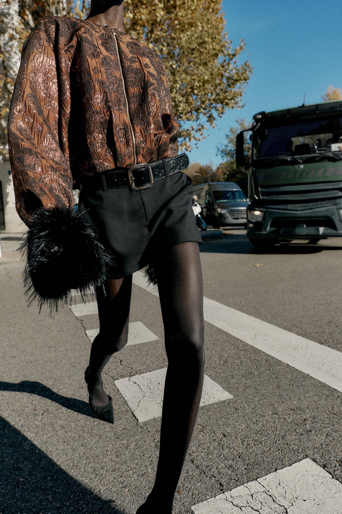 MINI-SKORRT MIT GÜRTEL