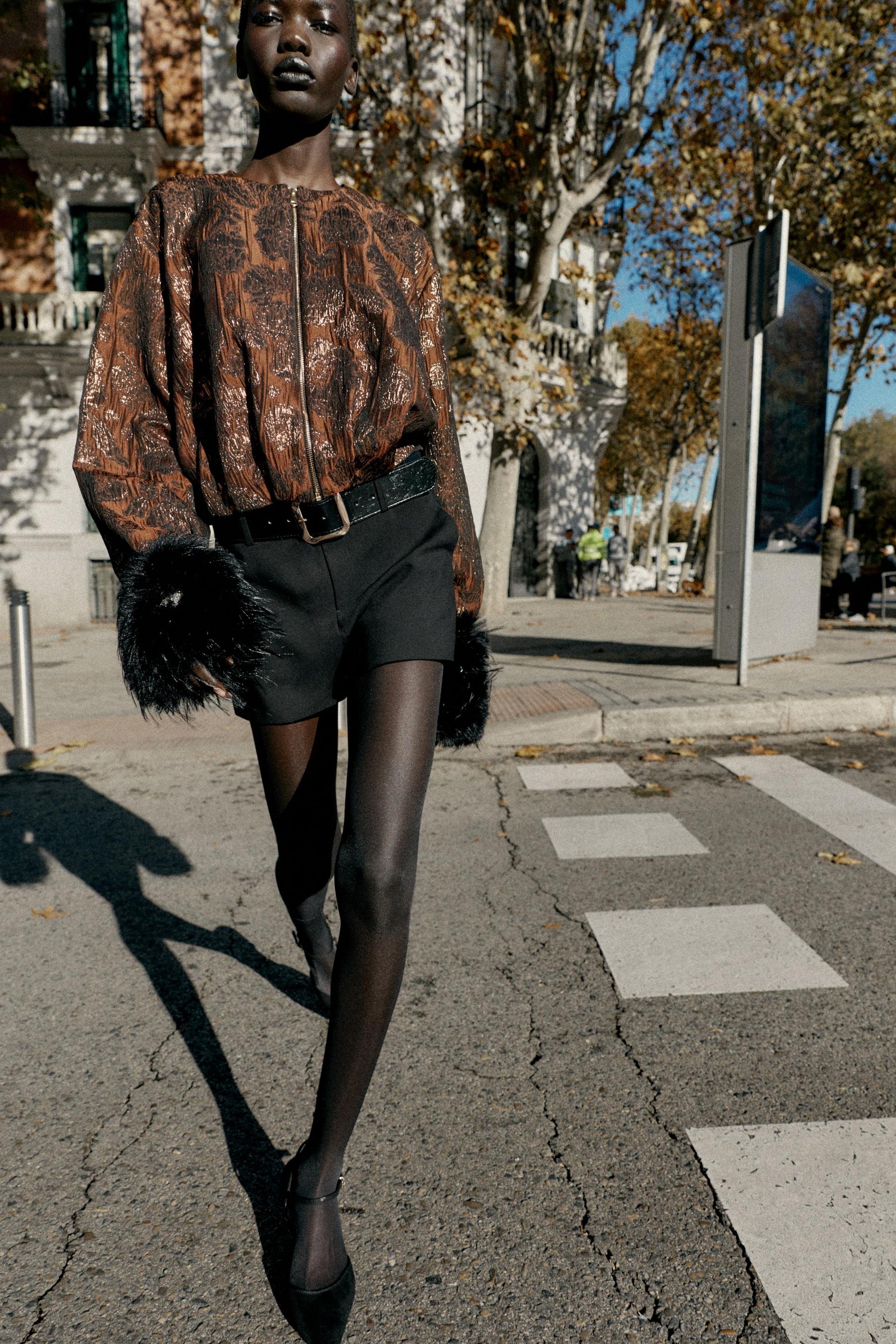 MINI-SKORRT MIT GÜRTEL