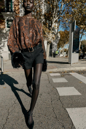 MINI-SKORRT MIT GÜRTEL