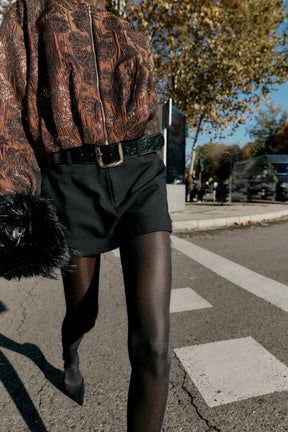 MINI-SKORRT MIT GÜRTEL