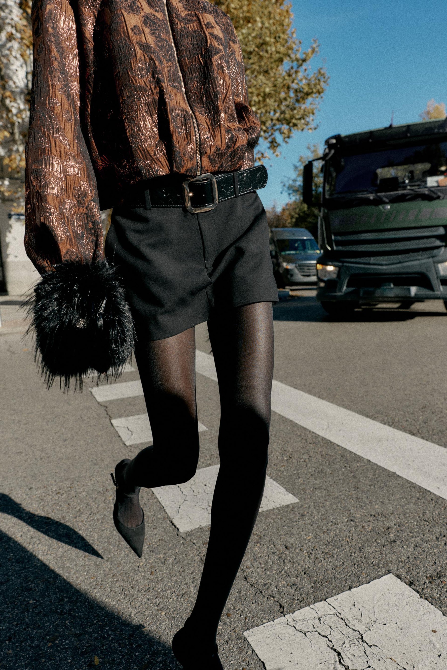 MINI-SKORRT MIT GÜRTEL