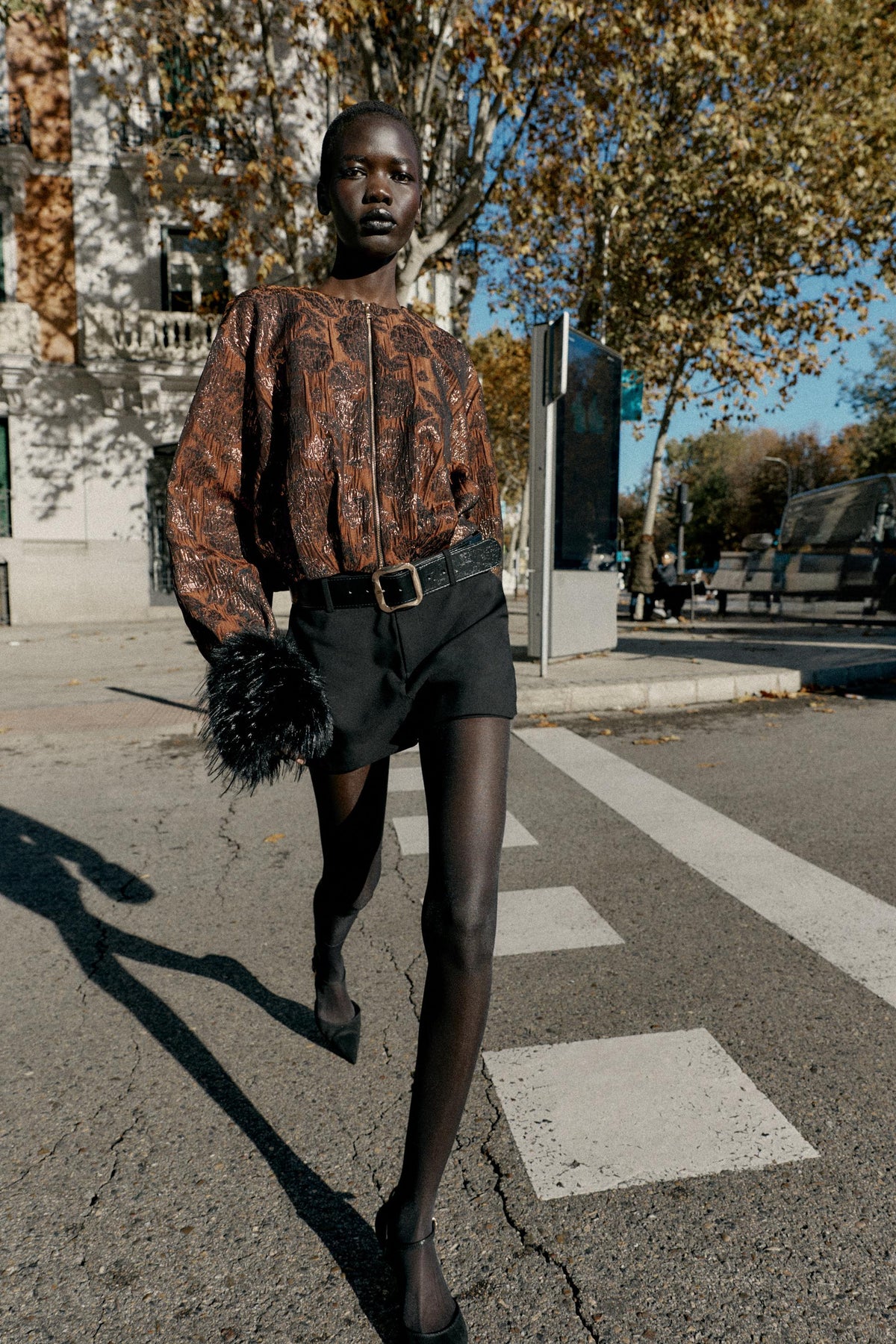 MINI-SKORRT MIT GÜRTEL