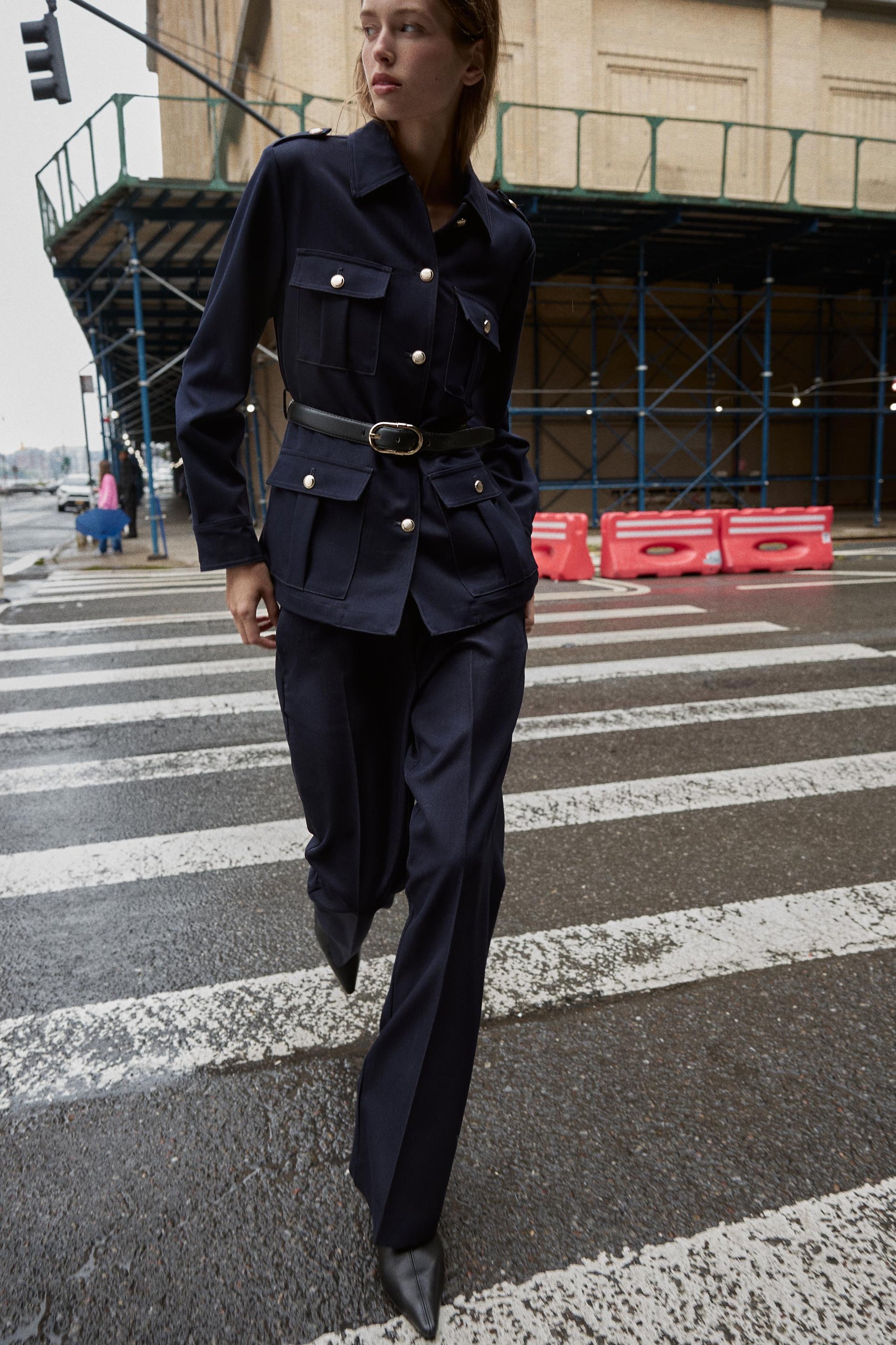 GÜRTELJACKE MIT TASCHEN