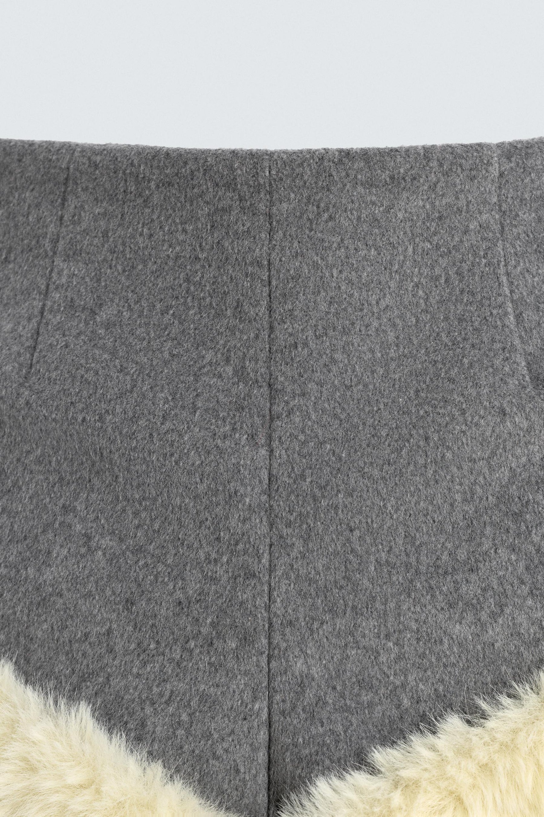 Kontrastfarbene Pelzshorts