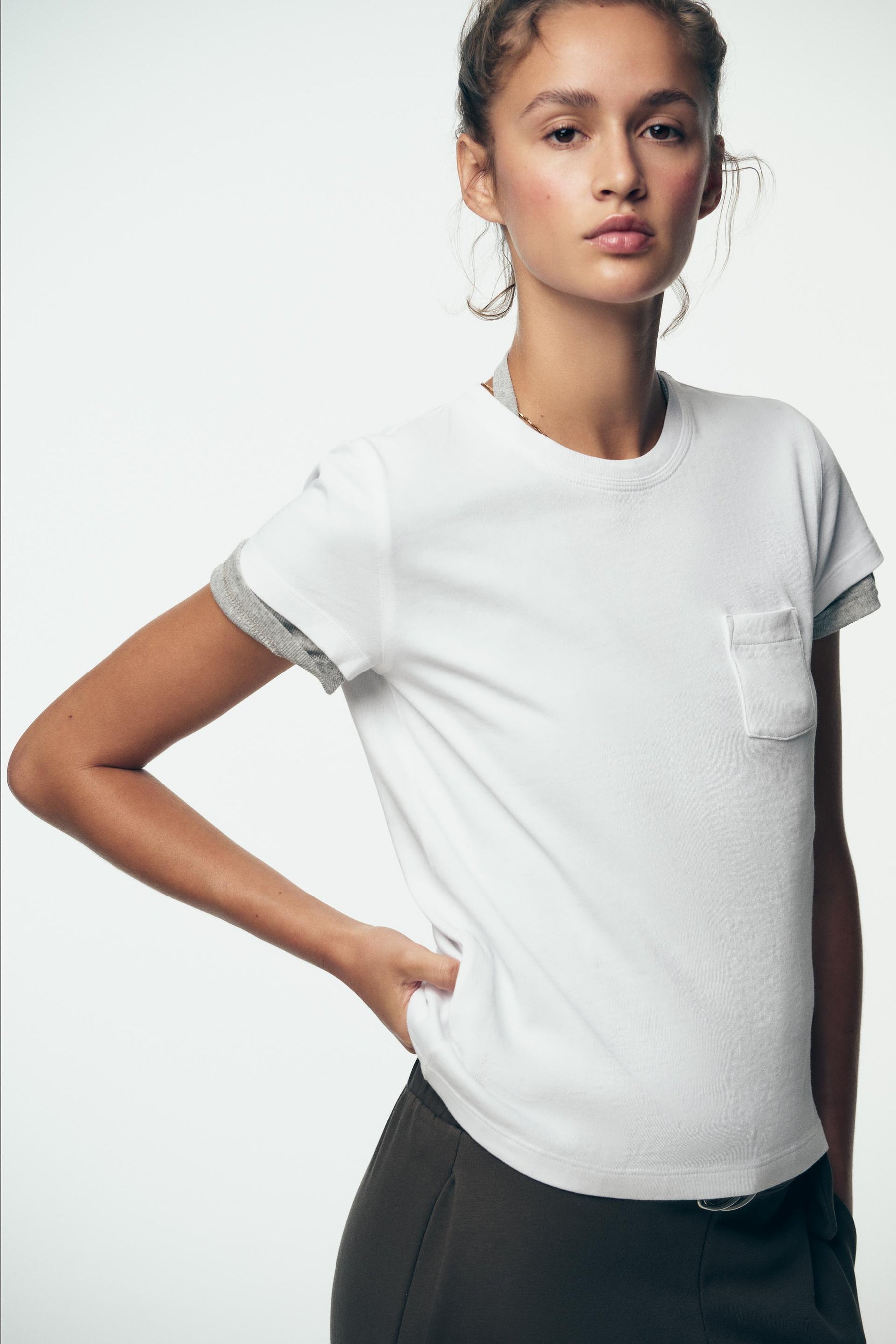 GEWASCHENES T-SHIRT MIT TASCHE