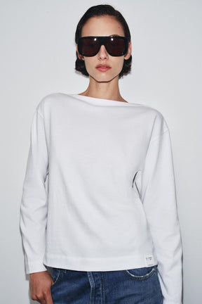 T-Shirt mit Bootsausschnitt und Label