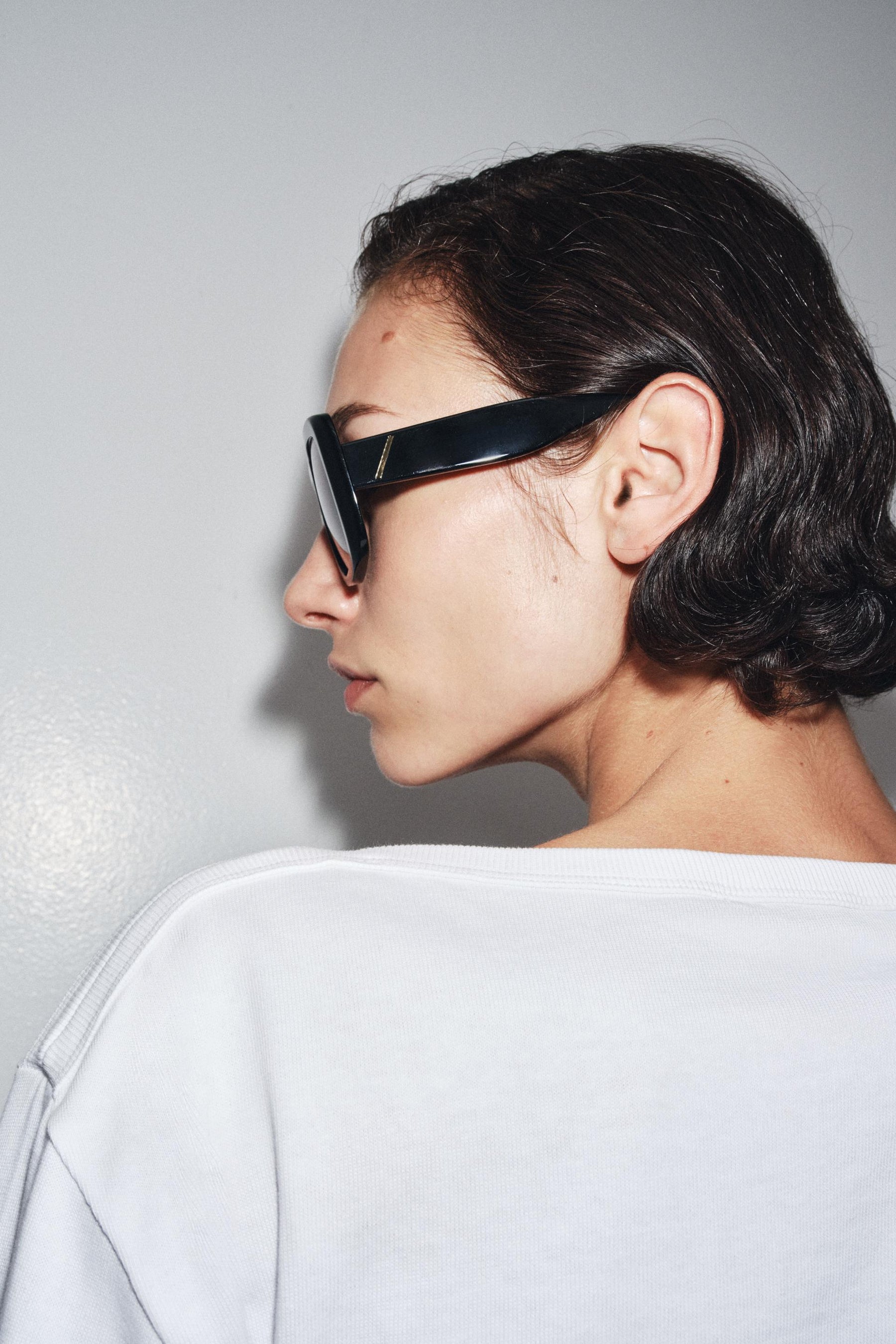 T-Shirt mit Bootsausschnitt und Label