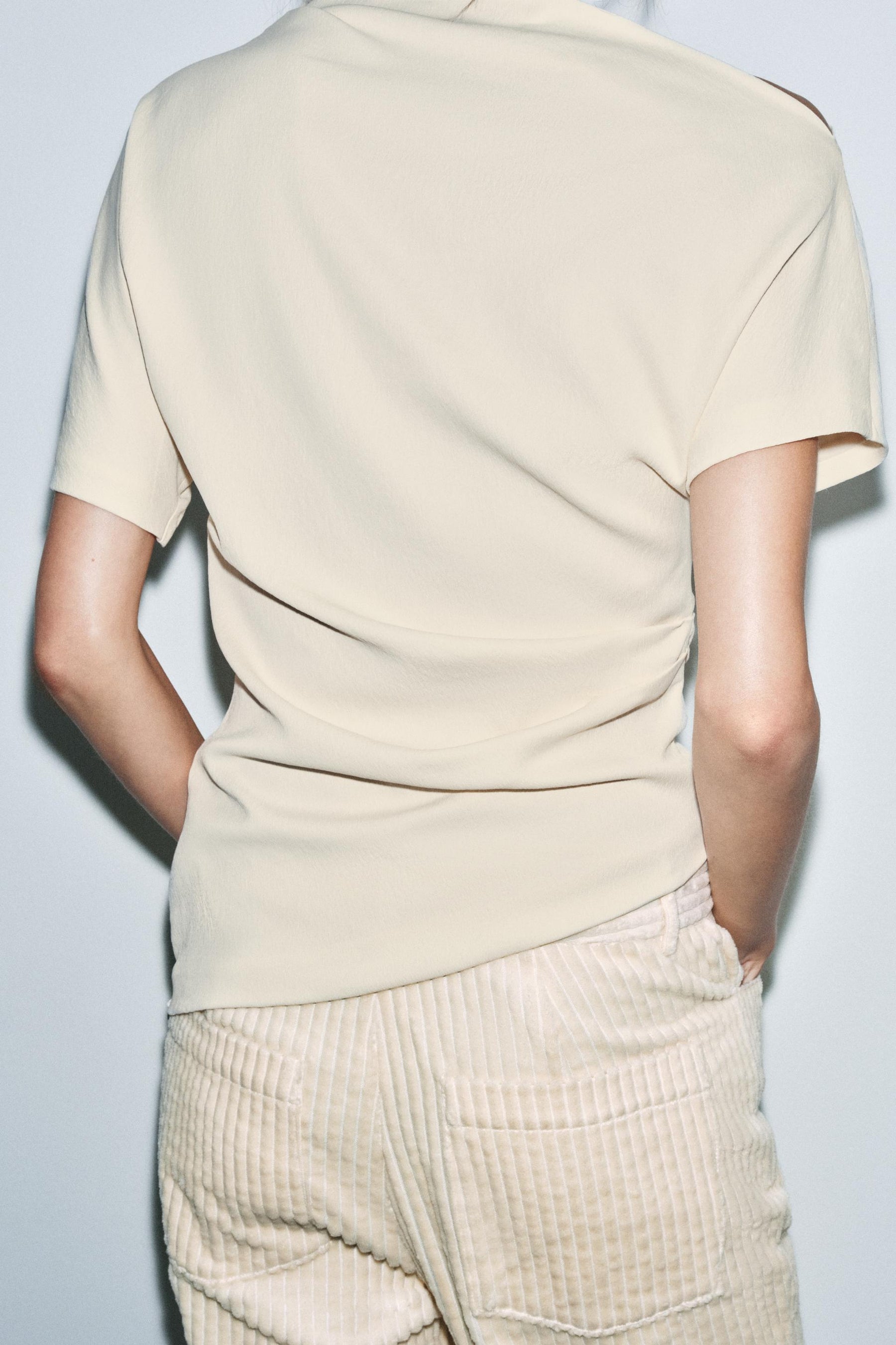 Asymmetrisch drapierte Modebluse