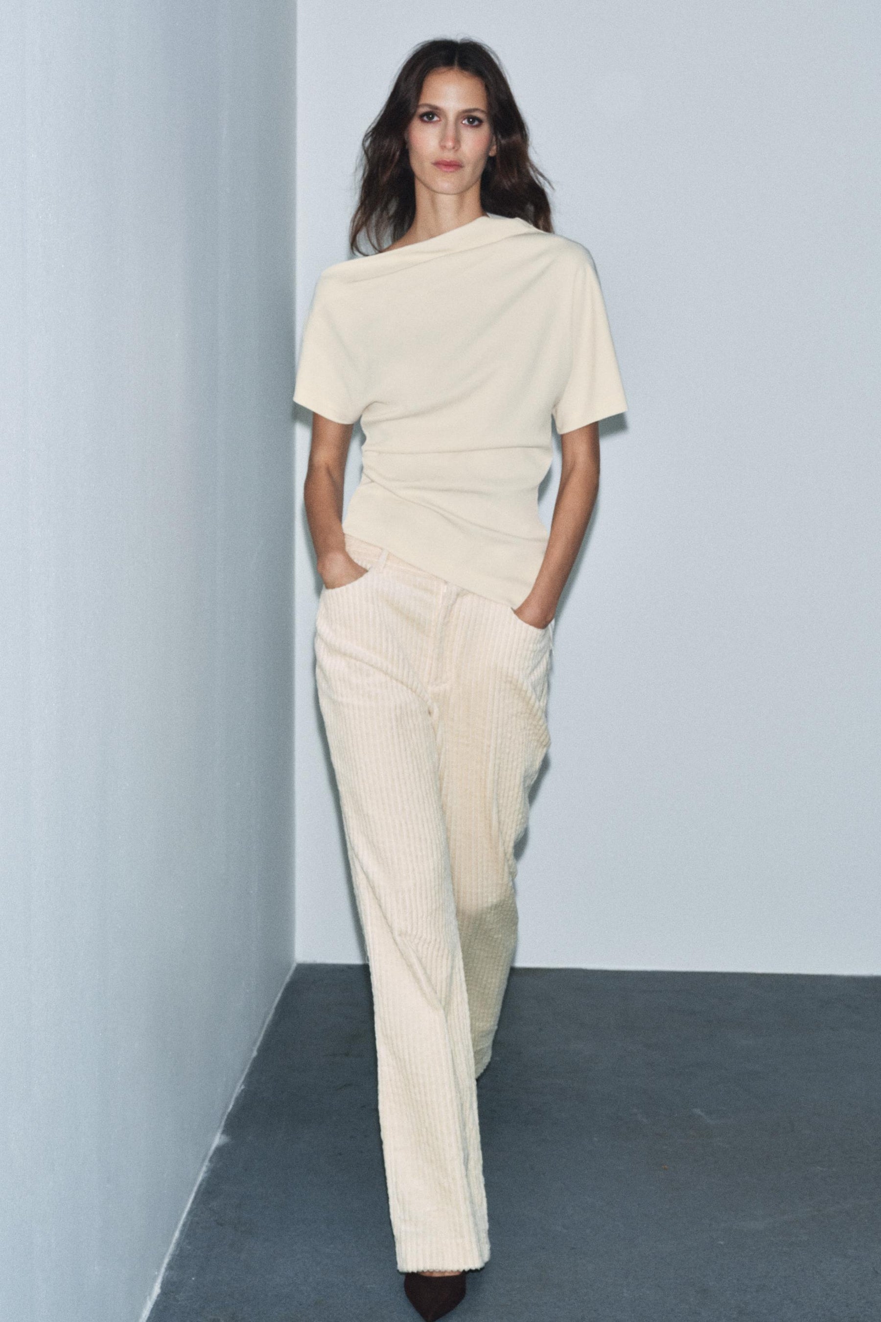 Asymmetrisch drapierte Modebluse