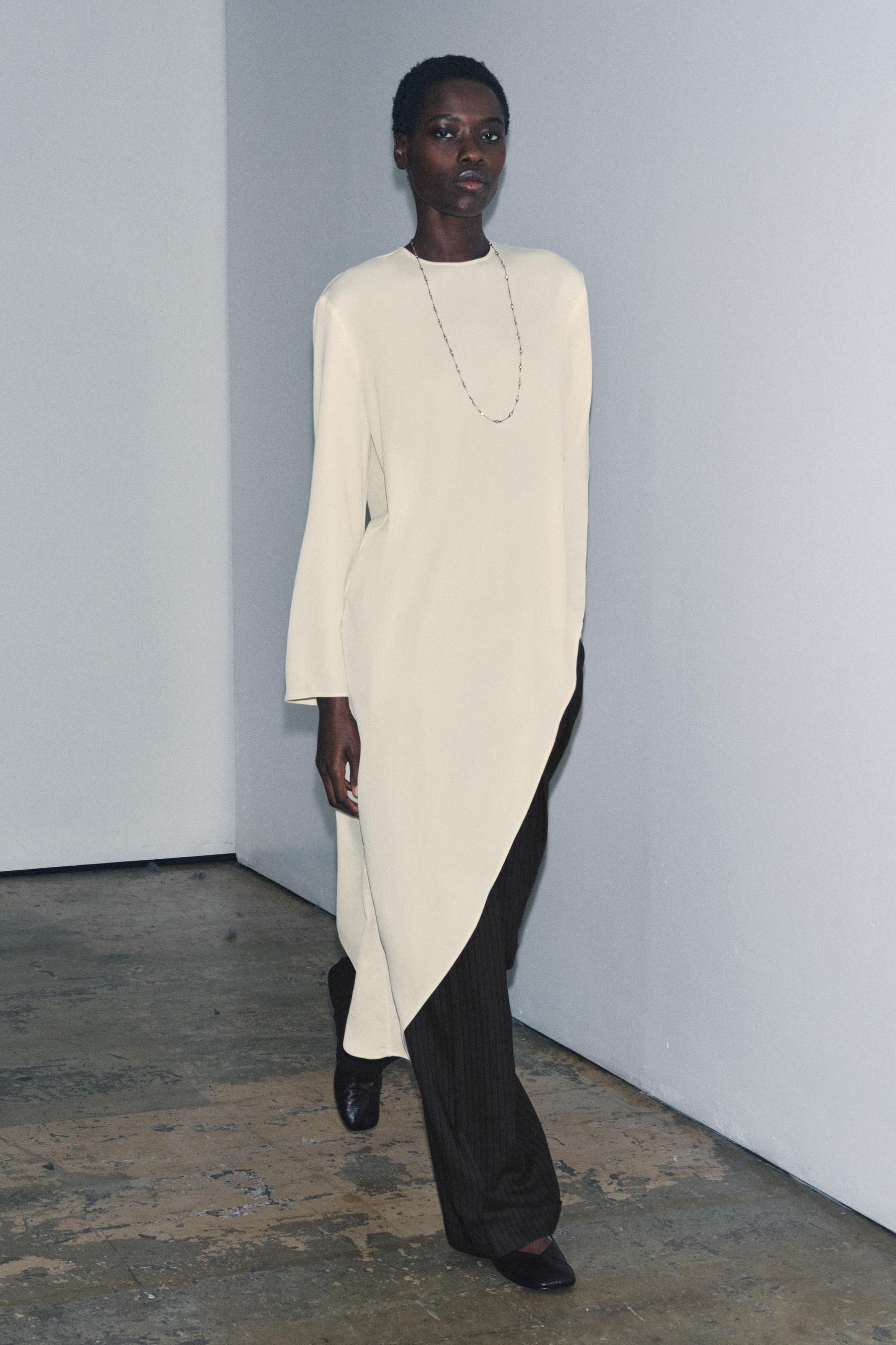 Asymmetrische, fließende Bluse