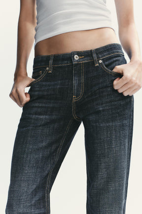 Gerade geschnittene Jeans mit niedrigem Bund