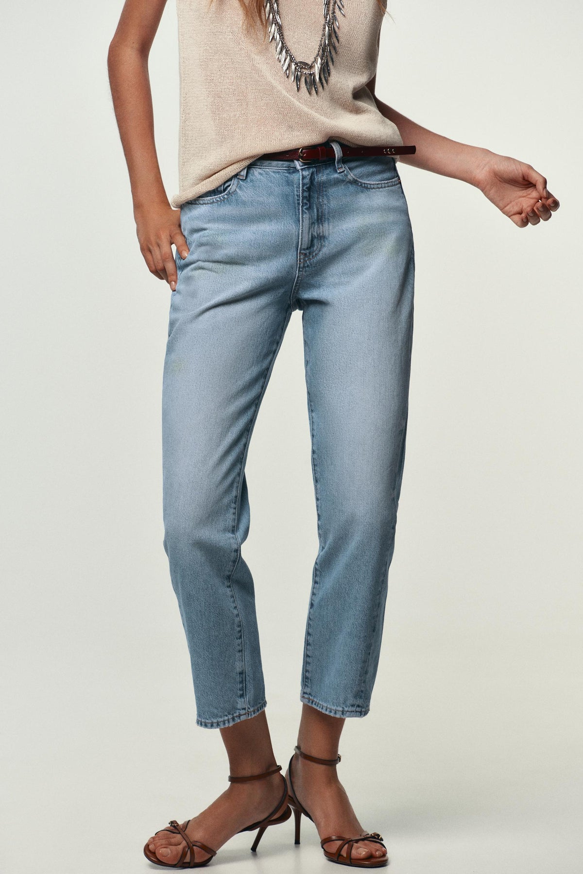Mom-Jeans mit hohem Bund und Gürtel