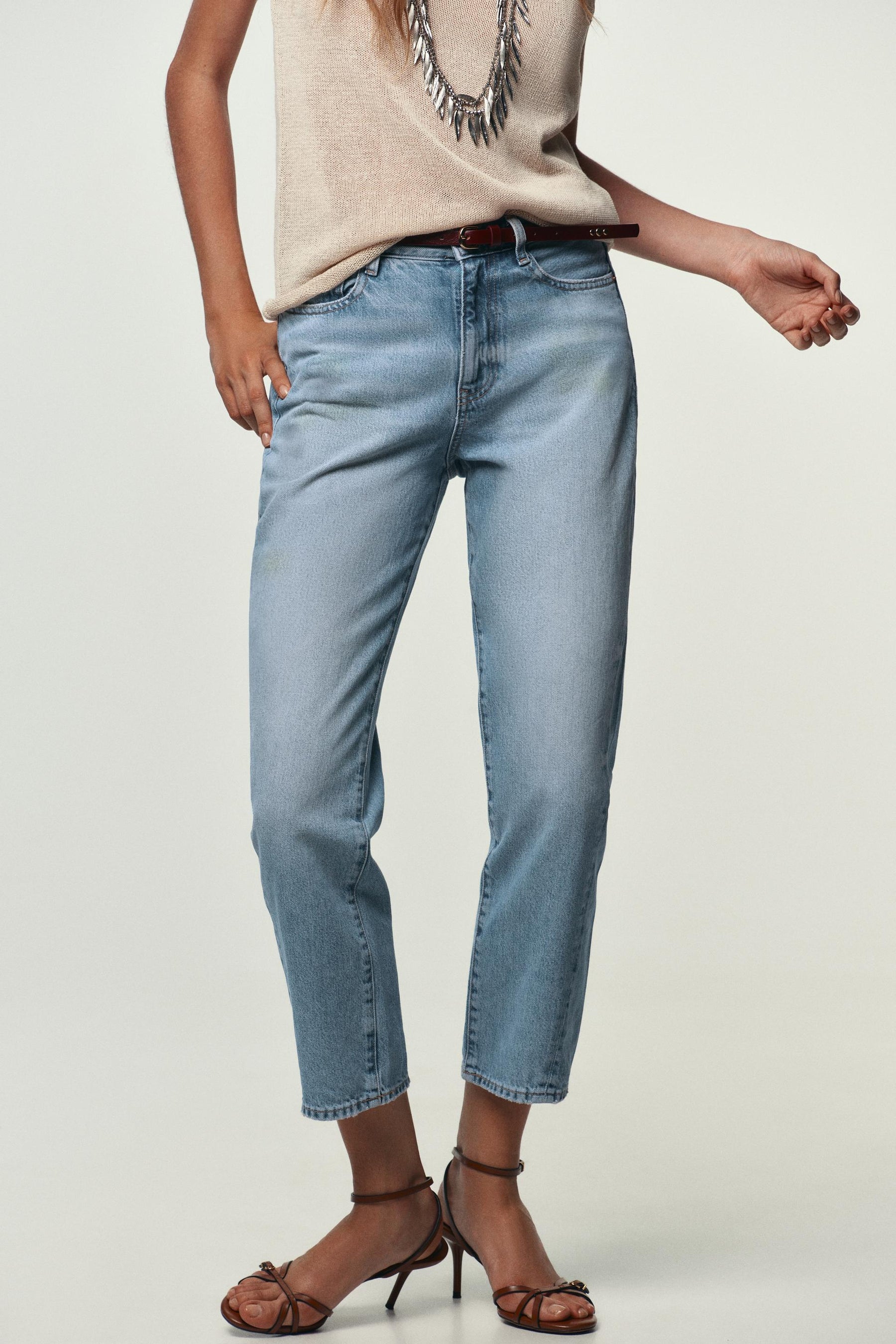 Mom-Jeans mit hohem Bund und Gürtel