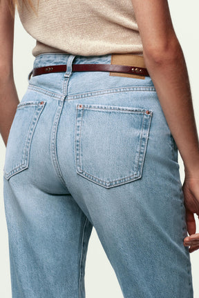 Mom-Jeans mit hohem Bund und Gürtel