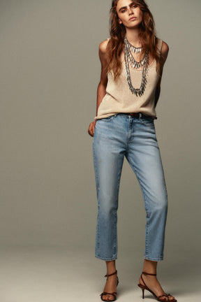 Mom-Jeans mit hohem Bund und Gürtel