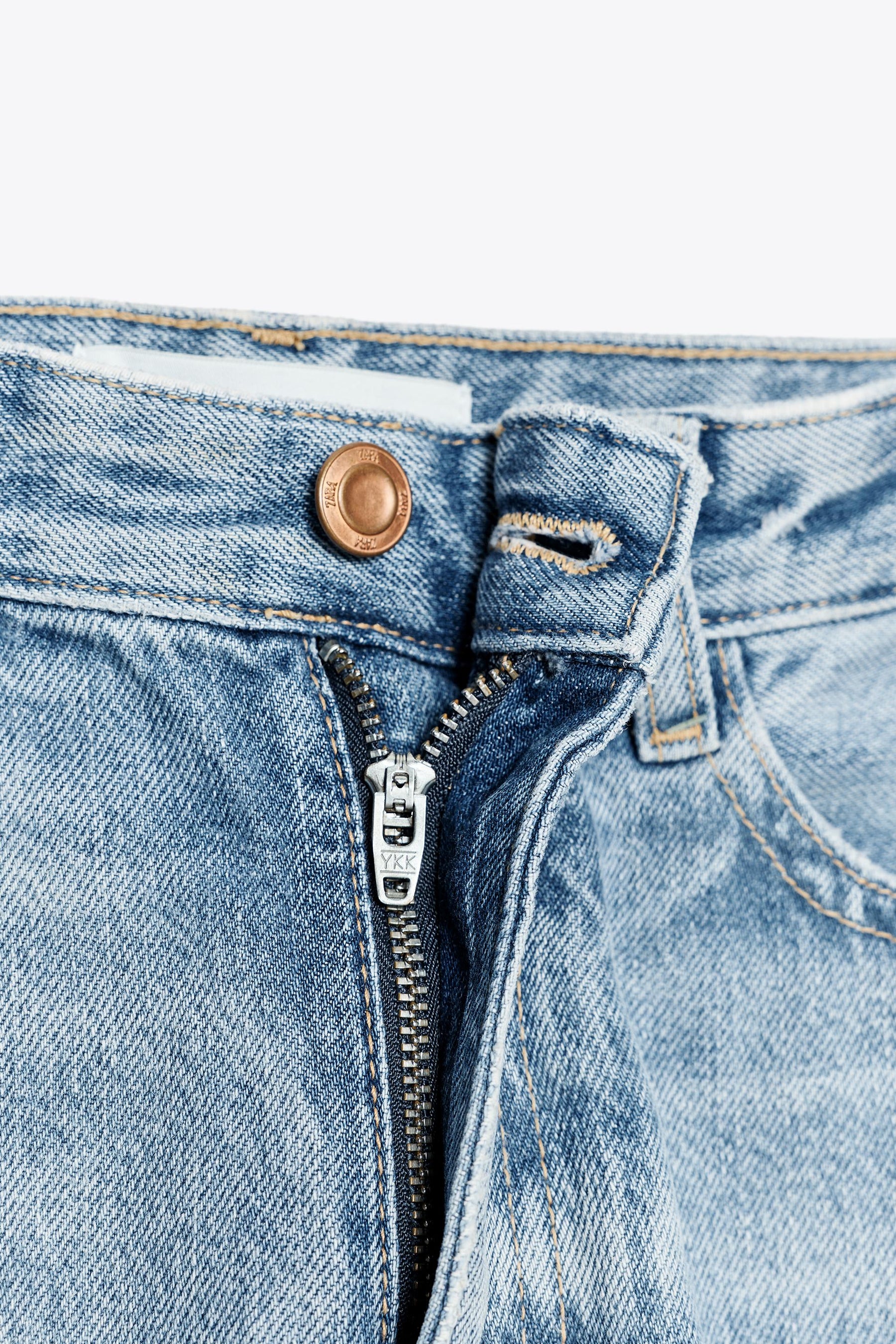 Mom-Jeans mit hohem Bund und Gürtel