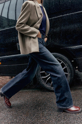 Gerade geschnittenes, hochtailliertes Kleid in voller Länge