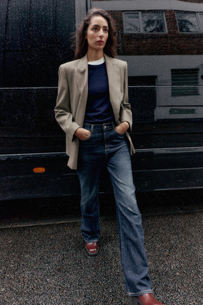 Gerade geschnittenes, hochtailliertes Kleid in voller Länge