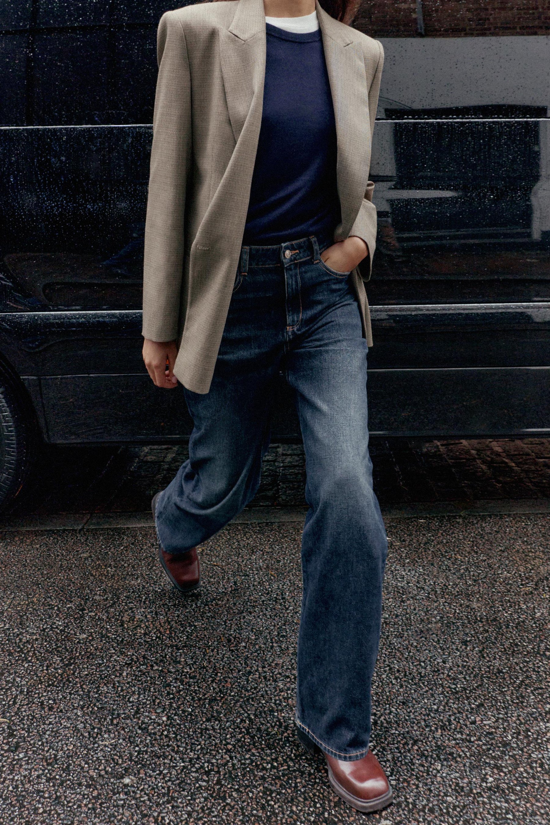 Gerade geschnittenes, hochtailliertes Kleid in voller Länge