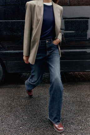 Gerade geschnittenes, hochtailliertes Kleid in voller Länge