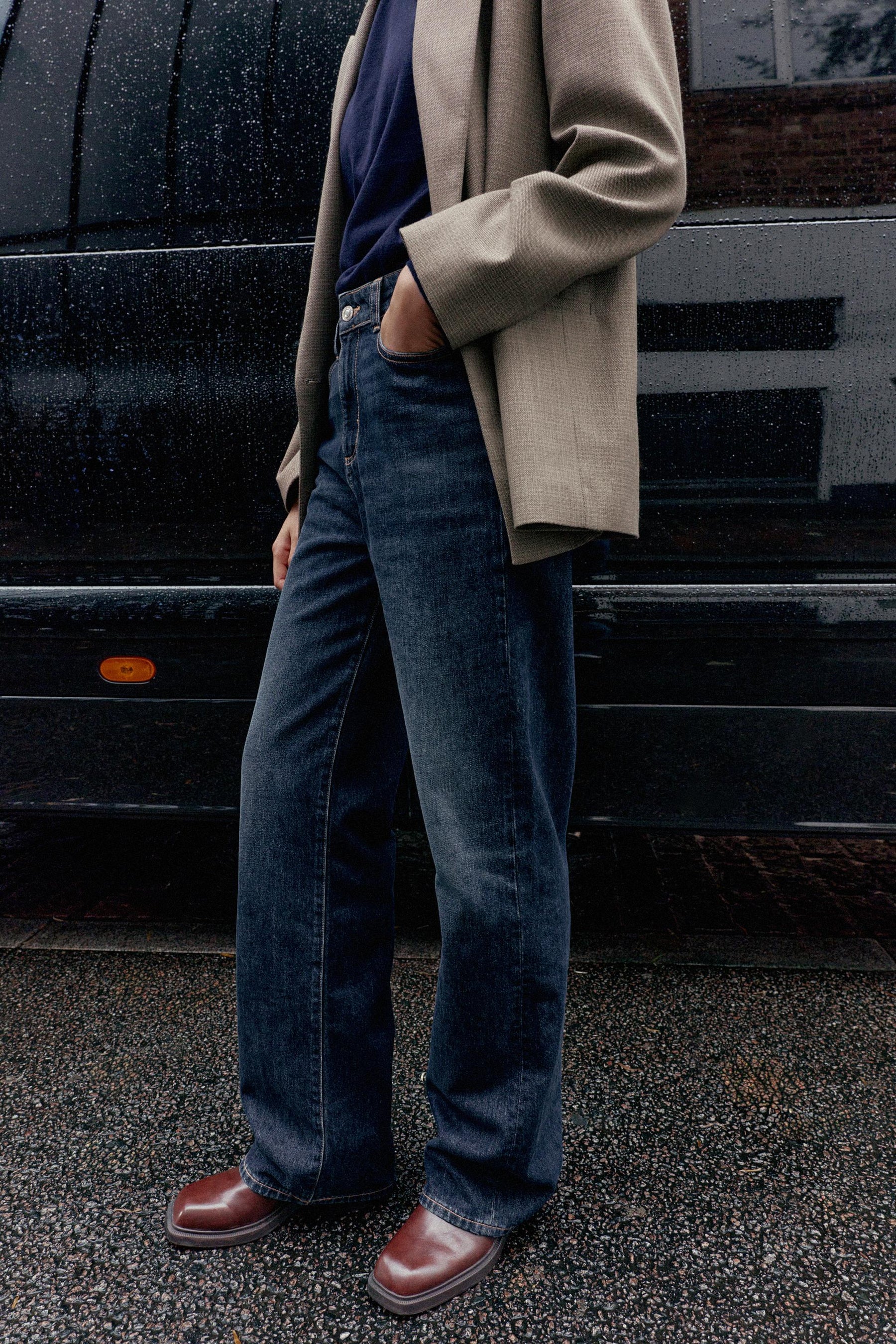 Gerade geschnittenes, hochtailliertes Kleid in voller Länge