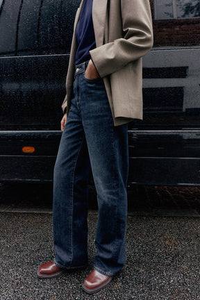 Gerade geschnittenes, hochtailliertes Kleid in voller Länge